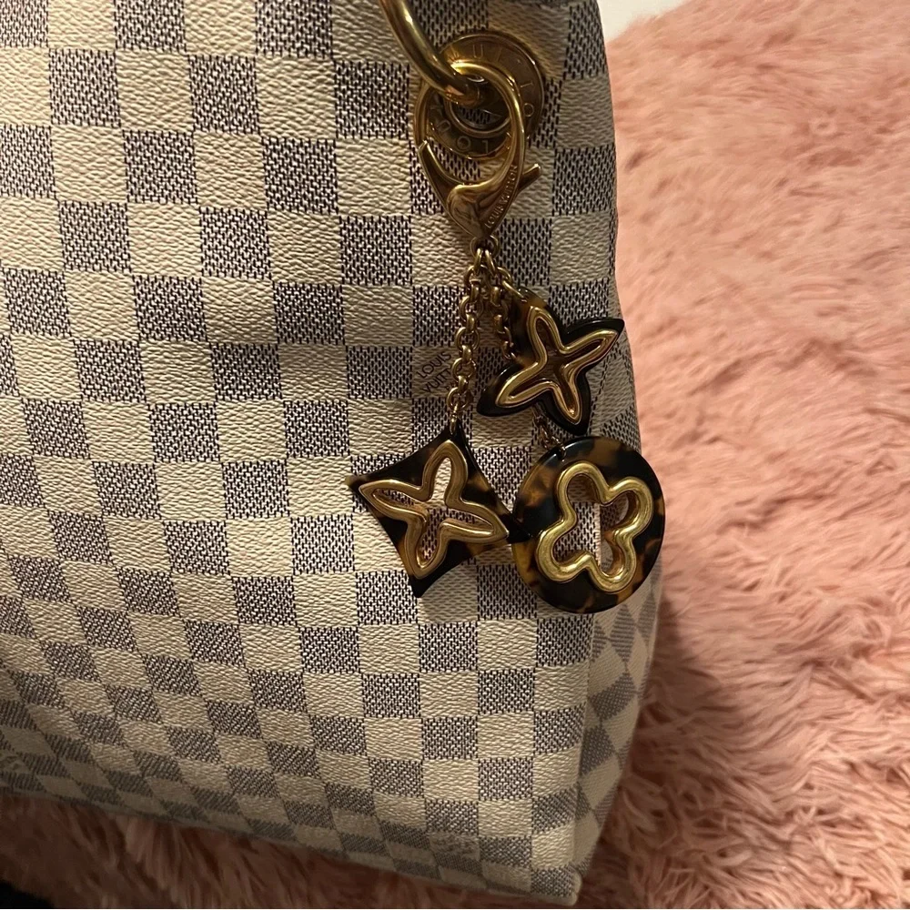 LOUIS VUITTON Gold Insolence Tortoise Shell Gold-tone Key Chain/Bag Charm - Picture 3 of 5